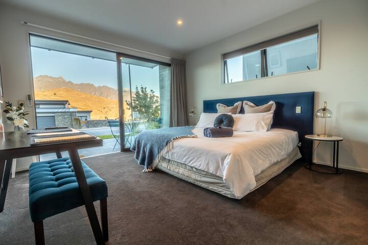 Queenstown Hill Studio - Available for Isolation