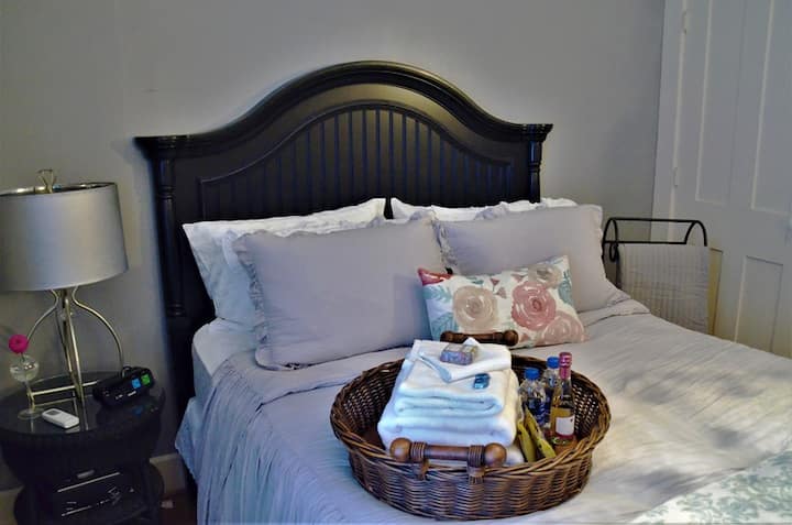 Bedroom with a queen bed