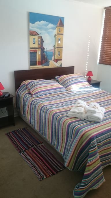 Dormitorio en suite con work in clóset, cama dos plazas totalmente equipada.