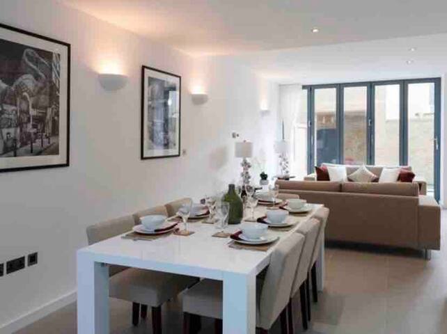 Central London Luxurious 4 Bed Home gallery image 5