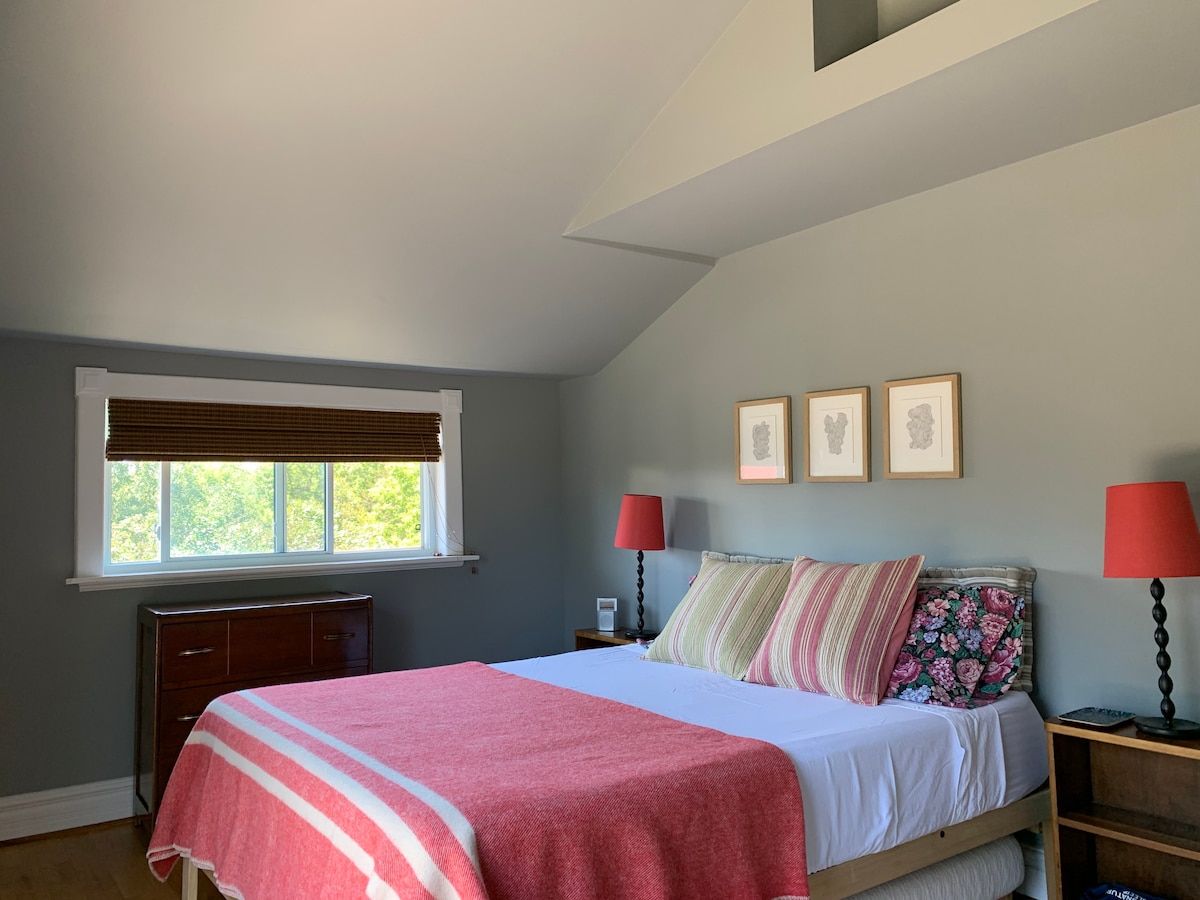 Hlavný (zadná spálňa), matrac z pamäťovej peny - druhé poschodie.