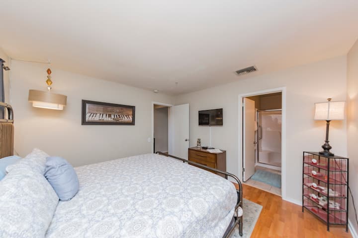 спалня с двойно легло и прилежаща баня и кабелна телевизия