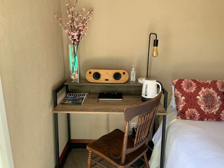 สถานที่ทำงานที่ยอดเยี่ยมสำหรับคนทำงานระยะไกลและหรือทำคัปป้าและเตรียมอาหารง่ายๆบนพื้นผิวแข็งเรียบ  