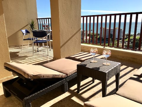 BeHappy OCEAN VIEW 🤩 Modern Apt w/Terrace Beds ❤️