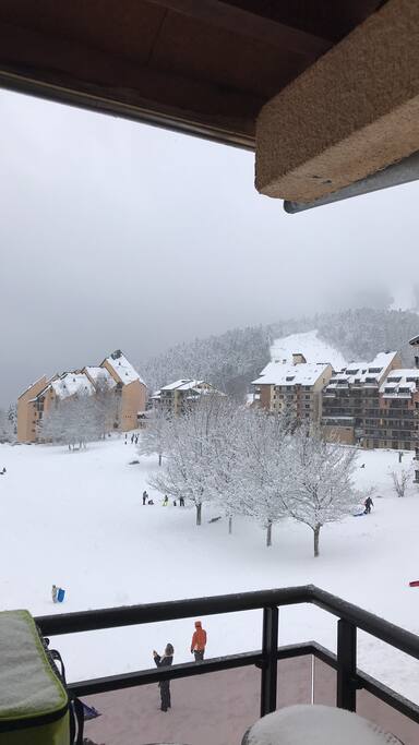 Vue du balcon sur les pistes Ax 3 domaines