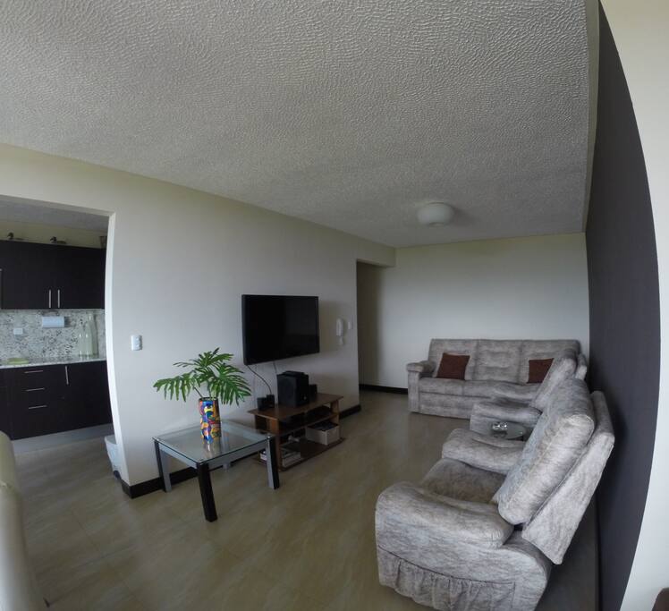Sala con TV pantalla plana y teatro en casa.