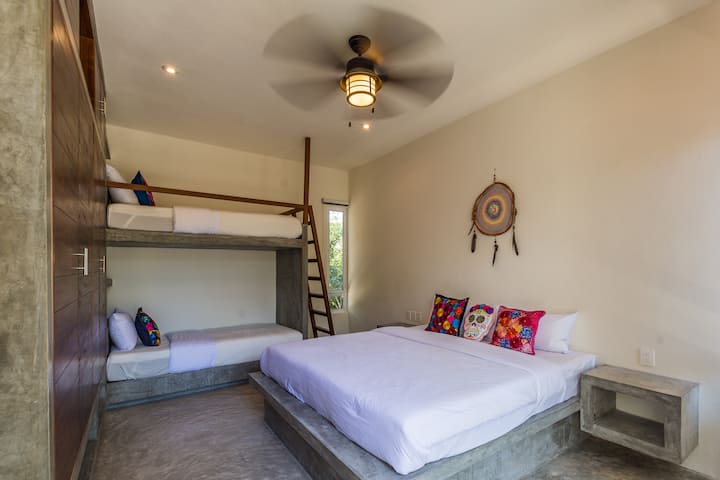 חדר משפחה עם מיטות קומתיים ומרפסת