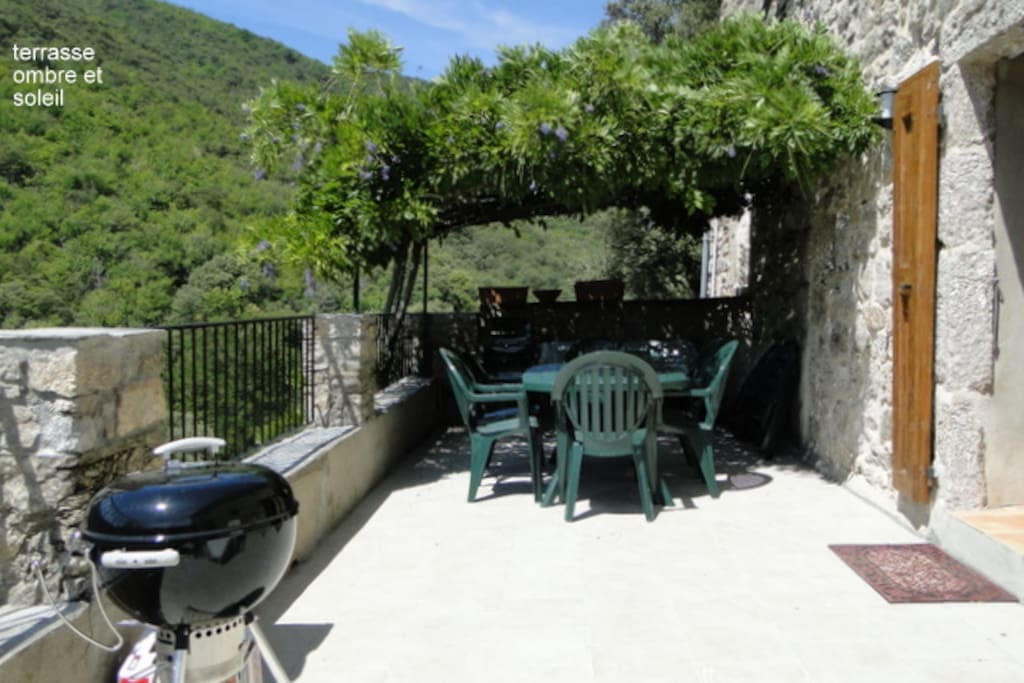 Terrasse sur la vallée: ombre et soleil