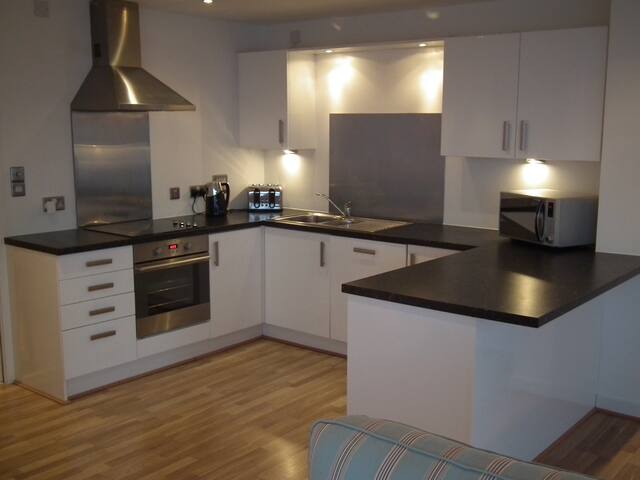 3 Bedroom Waterfront Apartment with Stunning Views gallery image 4