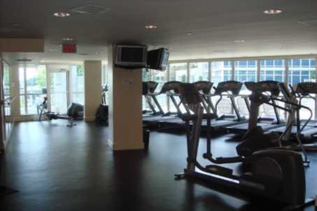 Fitness room overlooking the lake