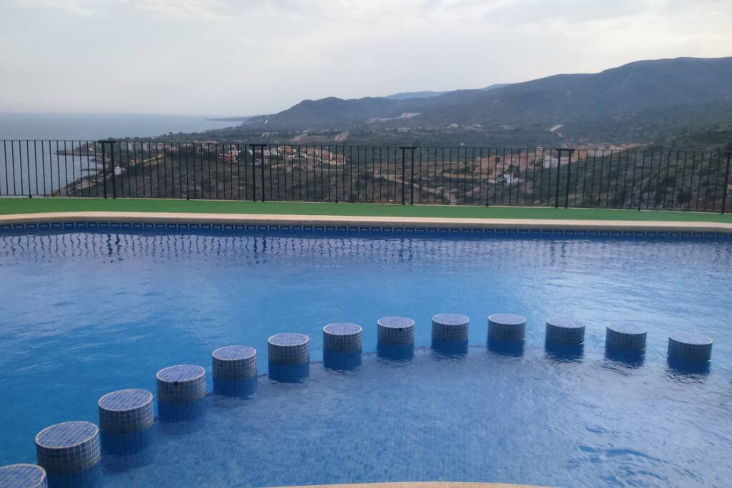 piscina con vistas al mar y a la montaña