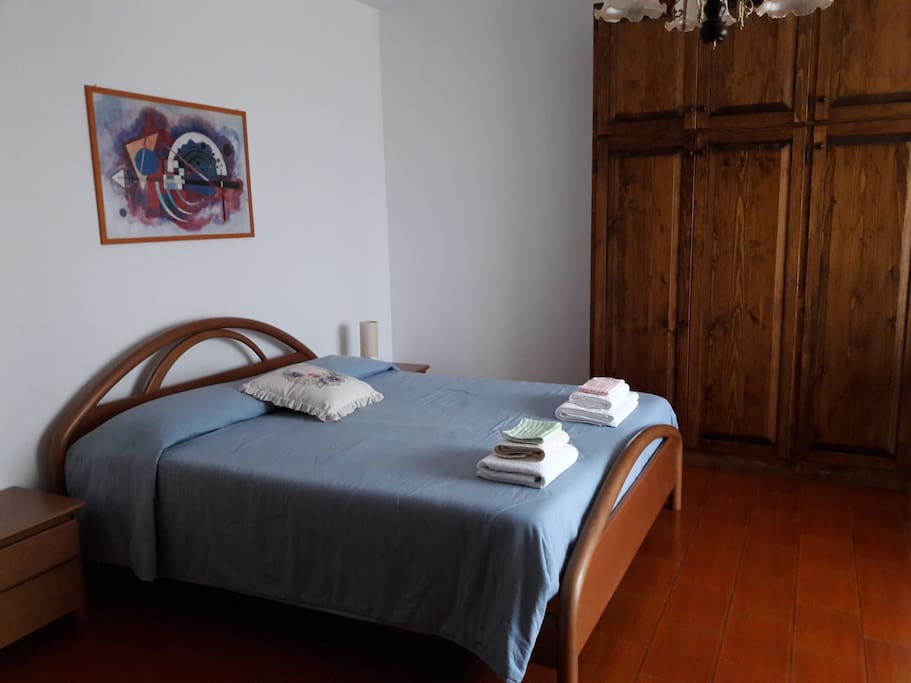 Room 1 - Double bedroom with private bath and shower / Room 1 - Camera matrimoniale con bagno e doccia riservati