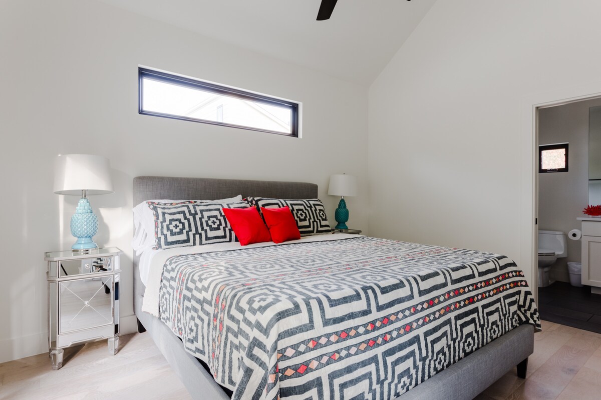 Bright & Modern SoCo Retreat, Minutes from DT!