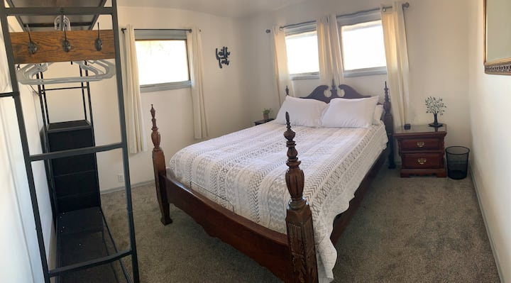 2e chambre à l'étage, lit queen size