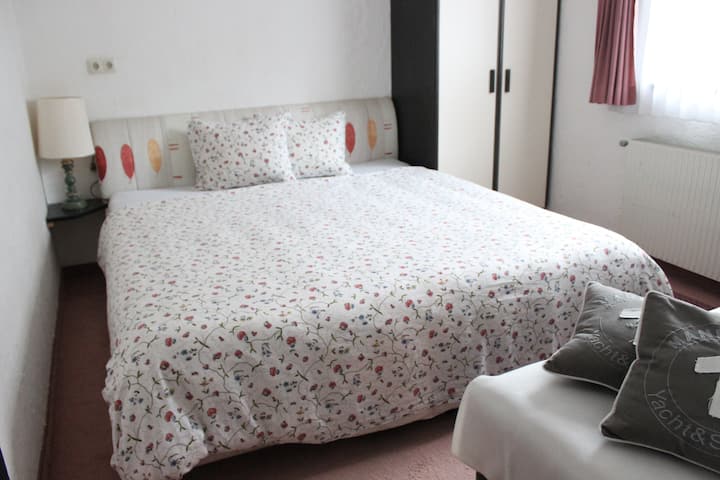 Საძინებელი 3 (1x ორადგილიანი საწოლი + 1x ერთადგილიანი საწოლი) 