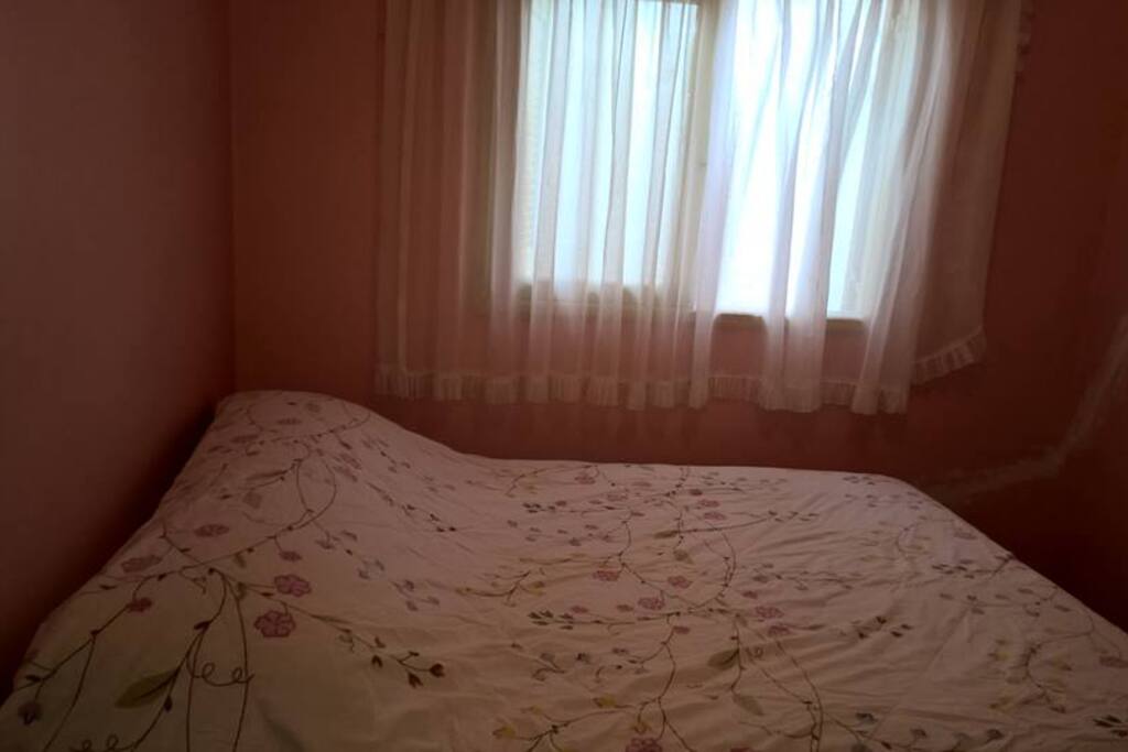 Quarto 3 - uma cama de casal, ventilador e roupeiro