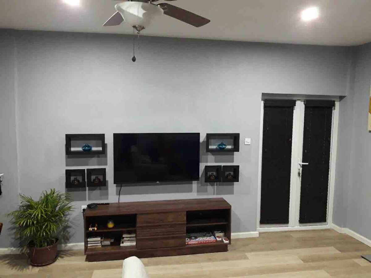 kabelfernsehen, lokale Sender, Netflix, zwei Fernseher, ein weiterer im Schlafzimmer