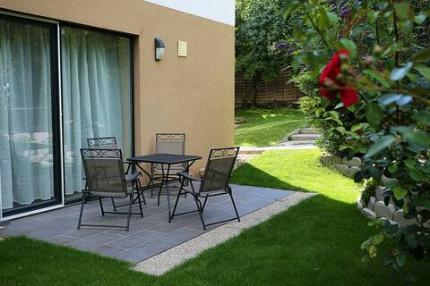 Gorgeous quiet large townhouse on Budapest border