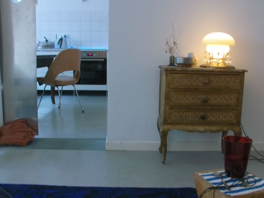 Blick von Wohn-/Schlafraum in Küche