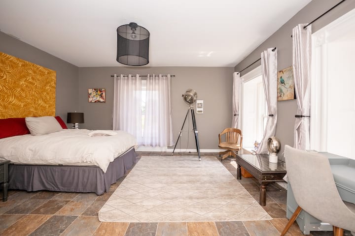 Спална соба со брачен кревет 