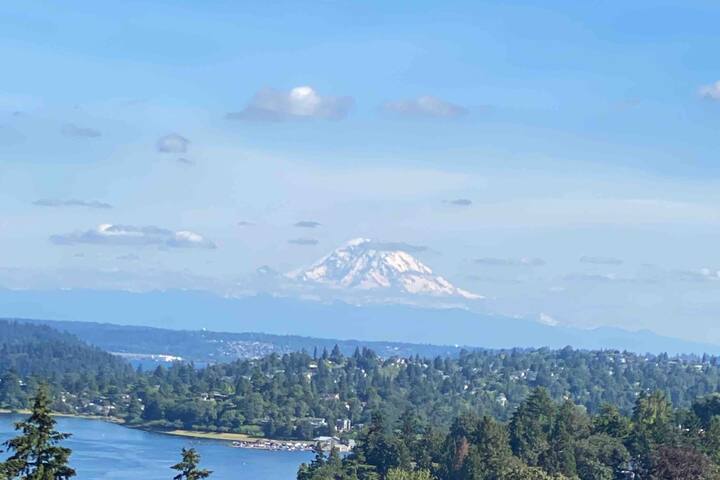 Mt. Rainier Luxury View Home gallery image 3