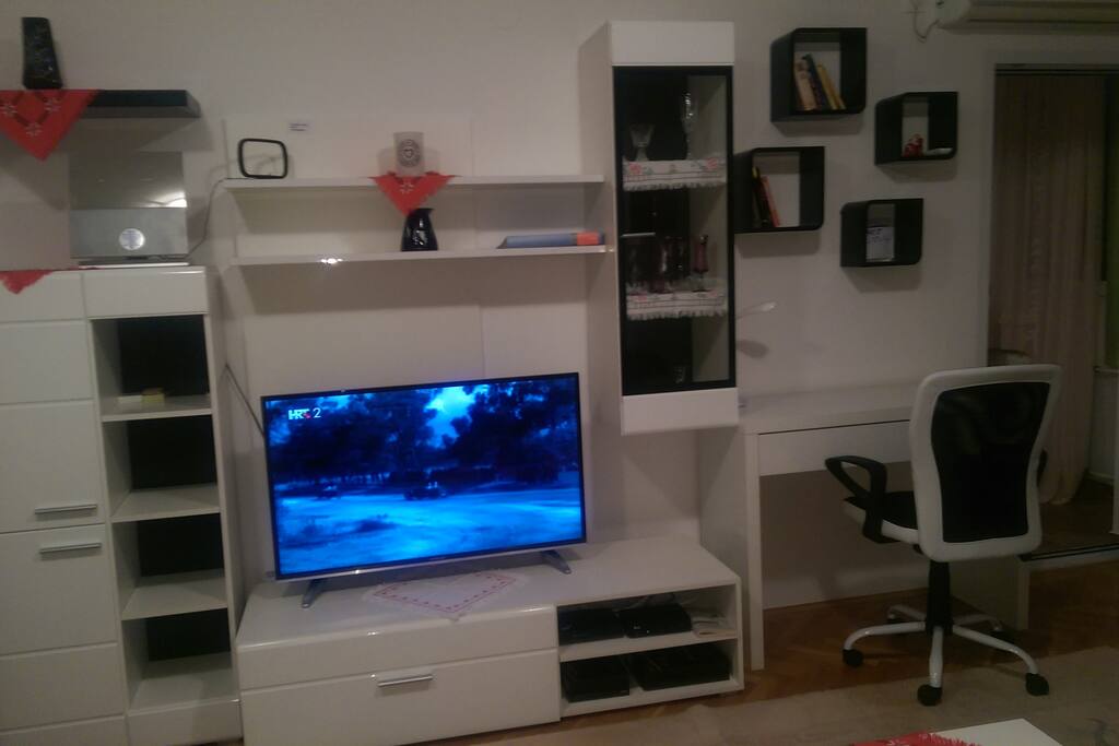 u apartmanu postoji televizor plasma na kojem je priključak B neta sa 40 mogućin programa i bežičnim internetom.