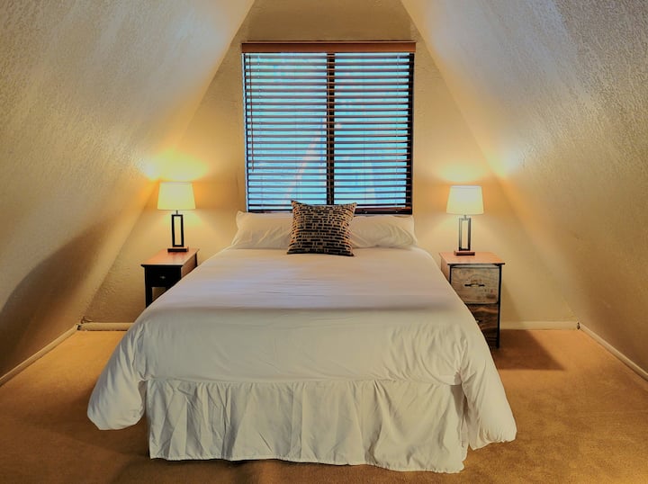 เตียงคู่พร้อมที่นอนเมมโมรี่โฟมใหม่ล่าสุด ห้องนอนใต้หลังคานี้ยังมีพื้นที่ทำงานโดยเฉพาะพร้อมวิวนอกหน้าต่างรูปขนาดใหญ่