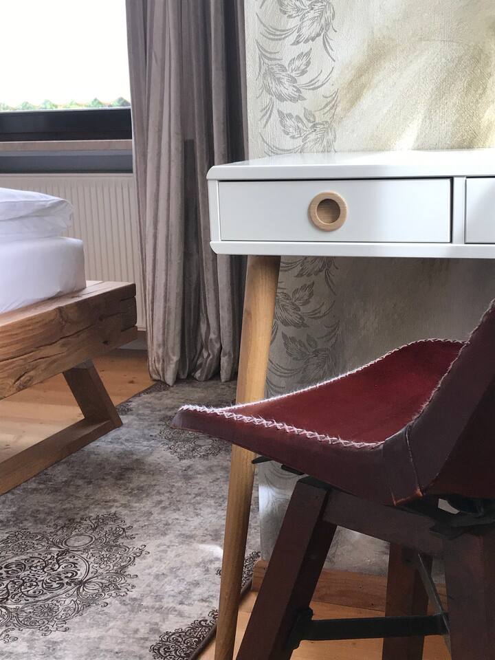 Dormitorio en la planta baja con mesa para escribir 