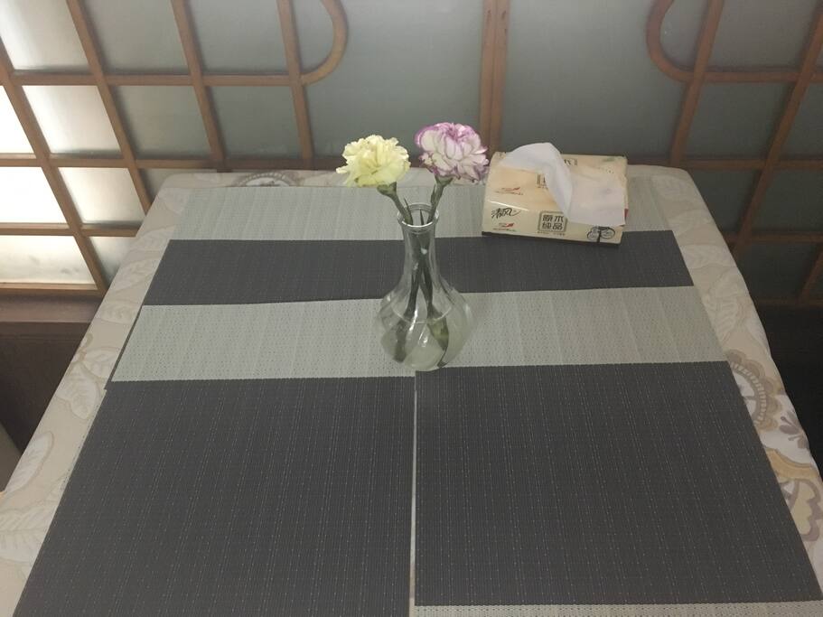 简约餐桌