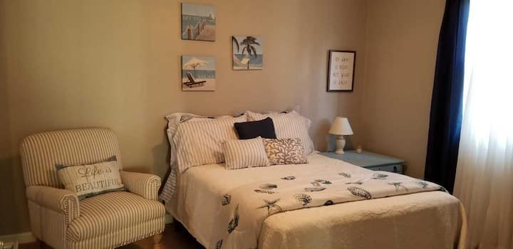 غرفة نوم ثالثة رائعة مع موضوع الشاطئ وإمكانية الوصول إلى حمام مشترك مع جاك وجيل.