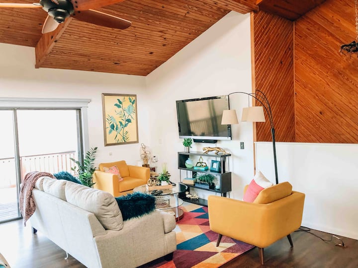 Modern & Spacious designer home near lake & trails Houses for Rent in