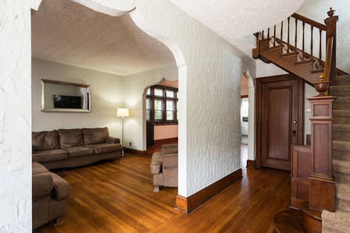 8 Year SuperHost 5 Bedroom Home In Albany!