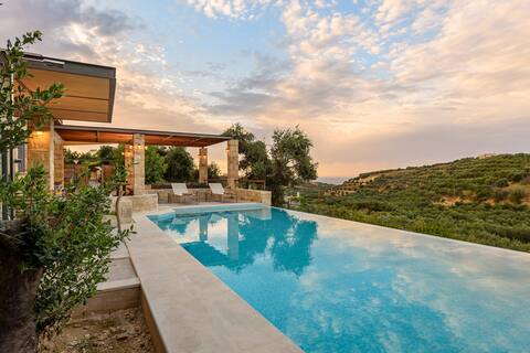 Stylish luxe villa with 4 bedrooms & private pool.