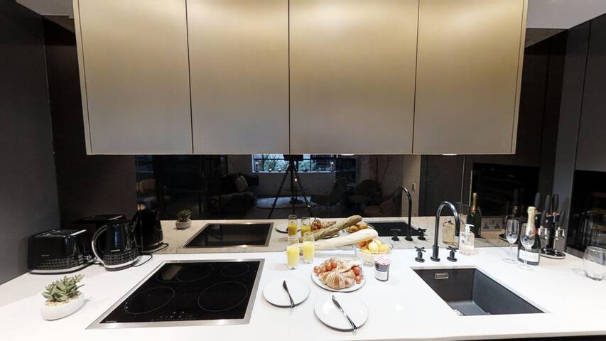 Modern and Gorgeous 2 Bedroom and 2 Bathroom in Soho gallery image 4