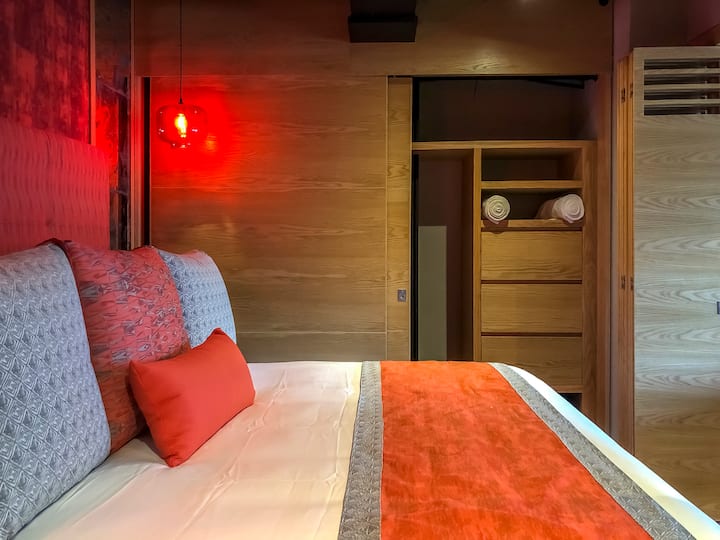 带2米宽双人床的卧室