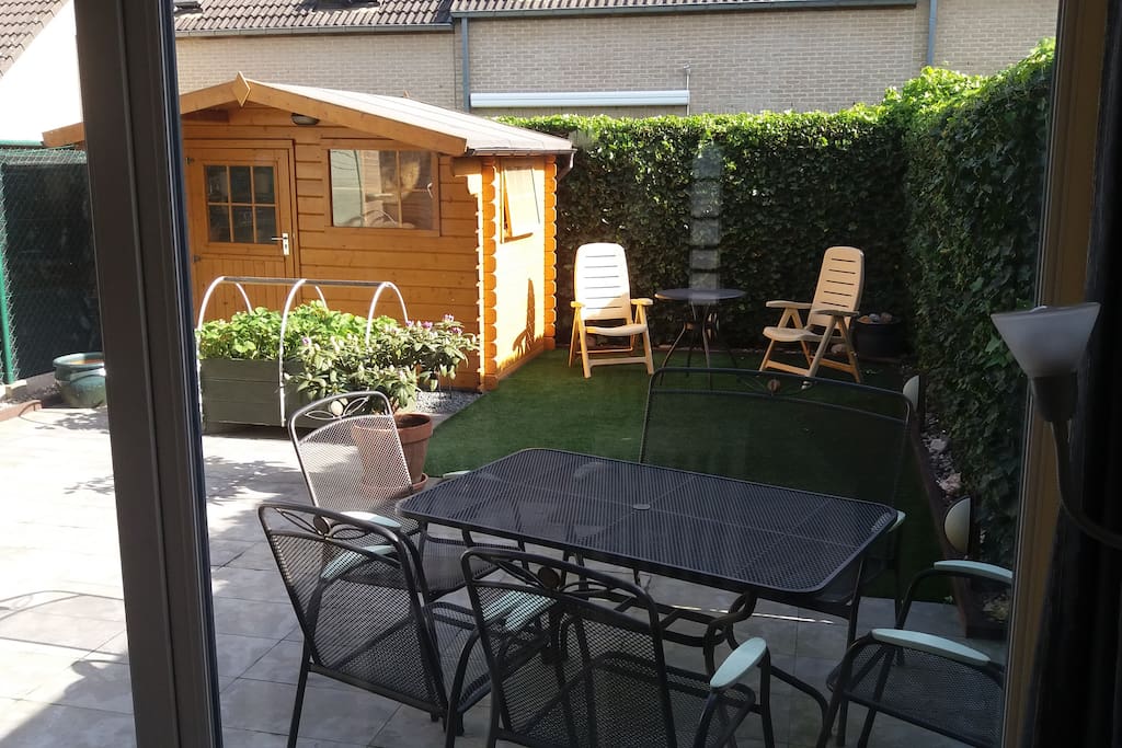 tuin met tuintafel, stoelen en zetels
