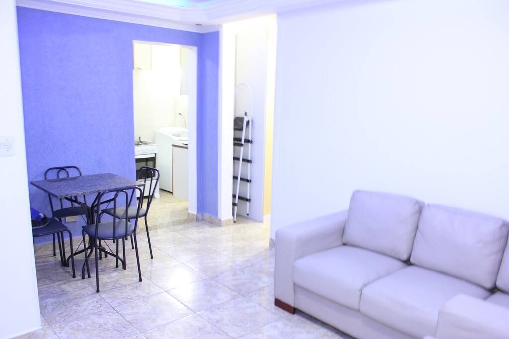 Sala com mesa de jantar.