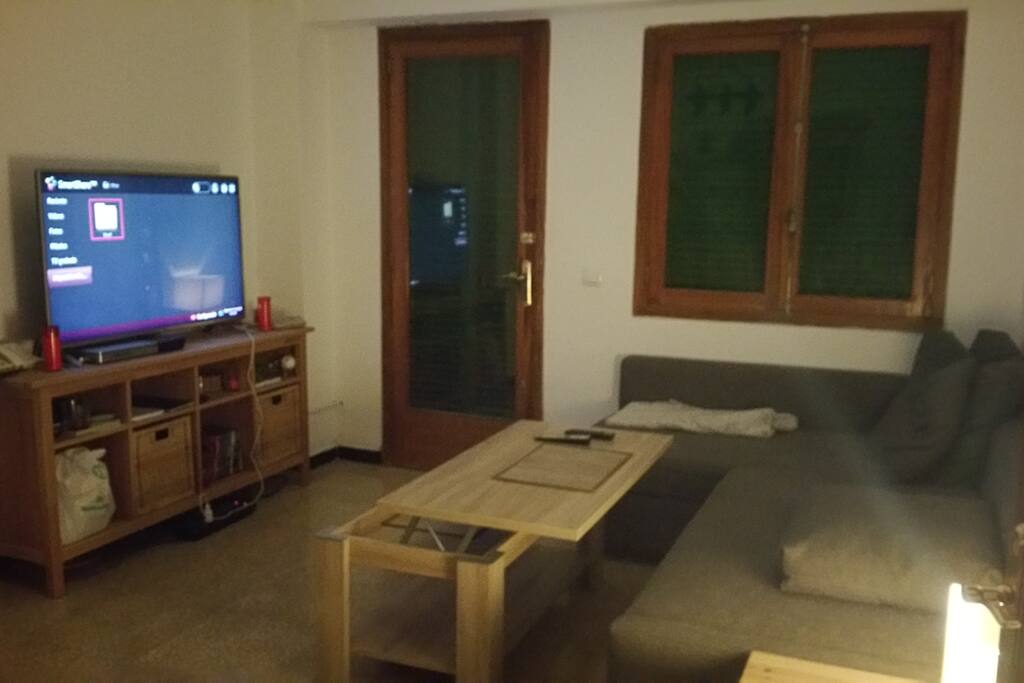 Salón con TV de 47" con Movistar+
Router + Internet + WiFi + BD-Ray