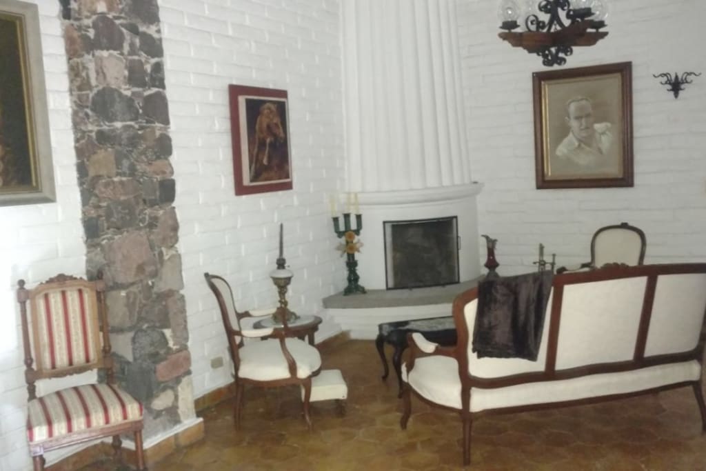 Vista de sala con chimenea