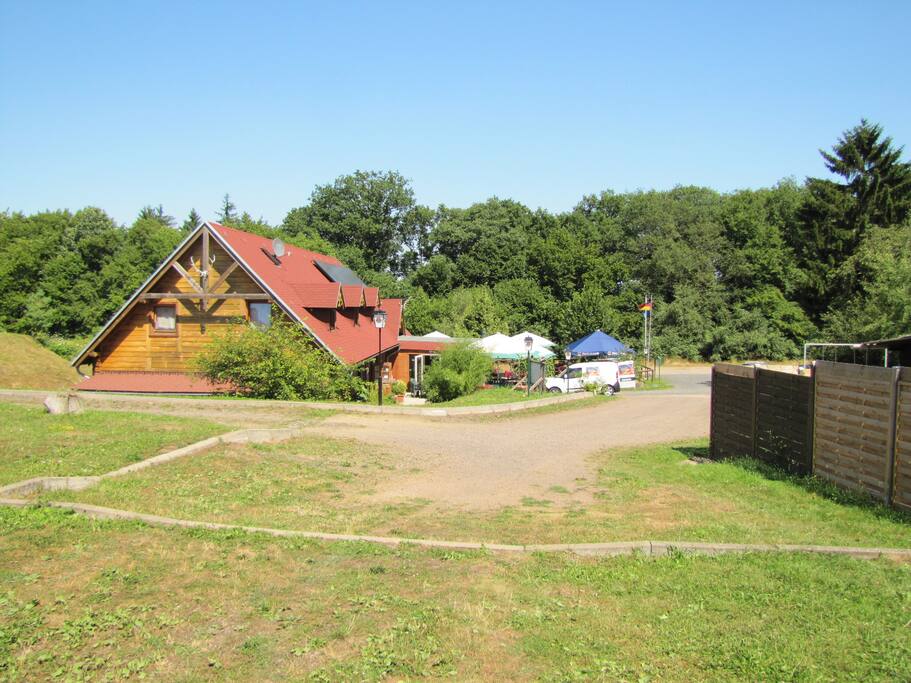 Biergarten und die Möglichkeit günstig zu frühstücken