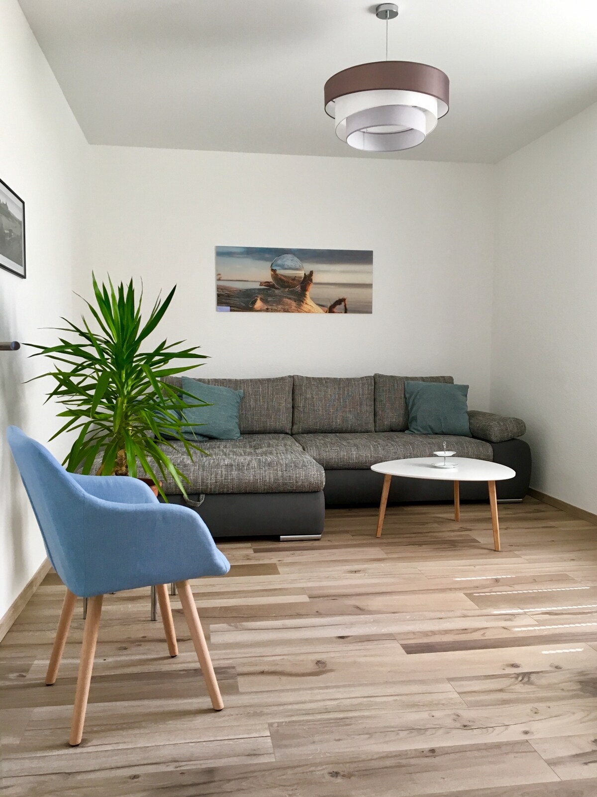 ห้องนั่งเล่นพร้อมเตียงโซฟา