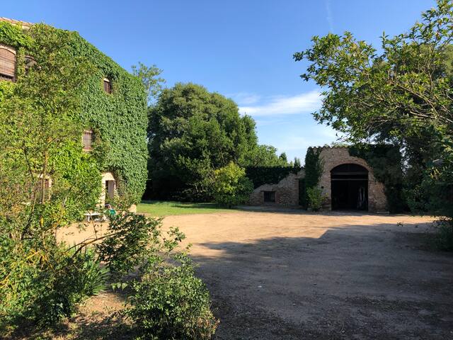 Costa Brava. Mas, grand jardin, piscine, Ampurdán gallery image 2