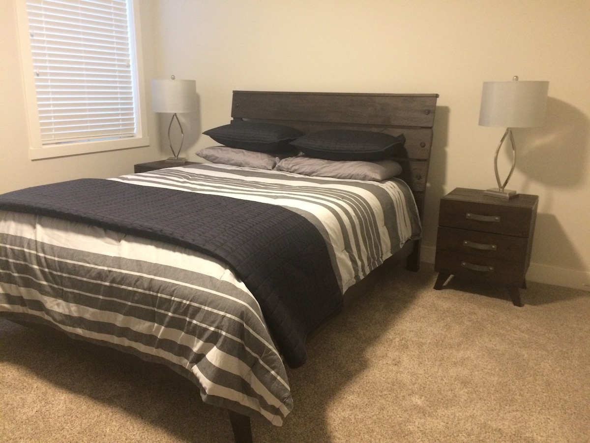 Уште една голема спална соба со 3 големи прозорци со поглед кон планината. 