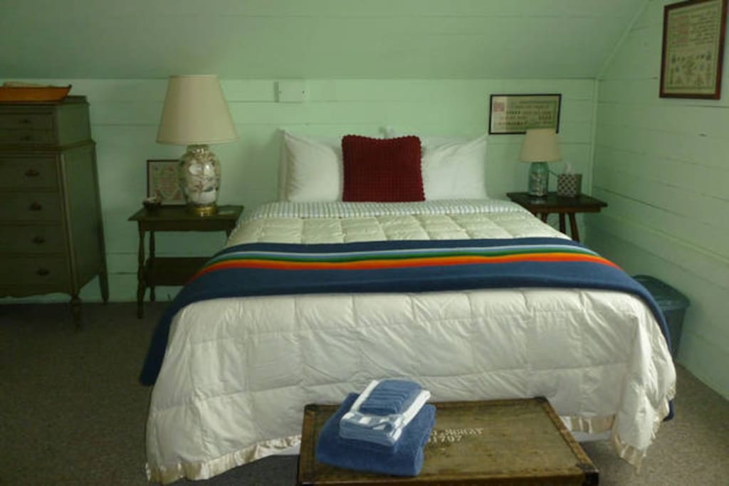 Fall asleep to the sound of the waves crashing ashore, and wake up to an ocean view in the Green Room.