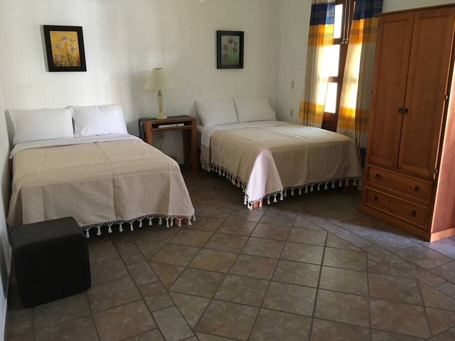 Recámara con dos camas matrimoniales.