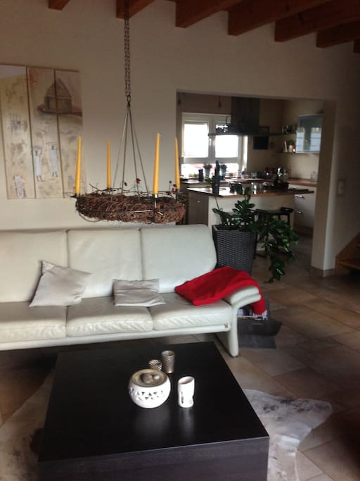 Wohnzimmer mit Blick in die offene Küche