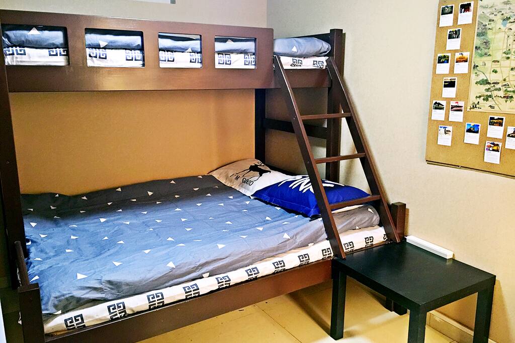 下床1.5米宽,上床0.9米宽
The down bed 1.5 meters wide, the up bed is 0.9 meters wide