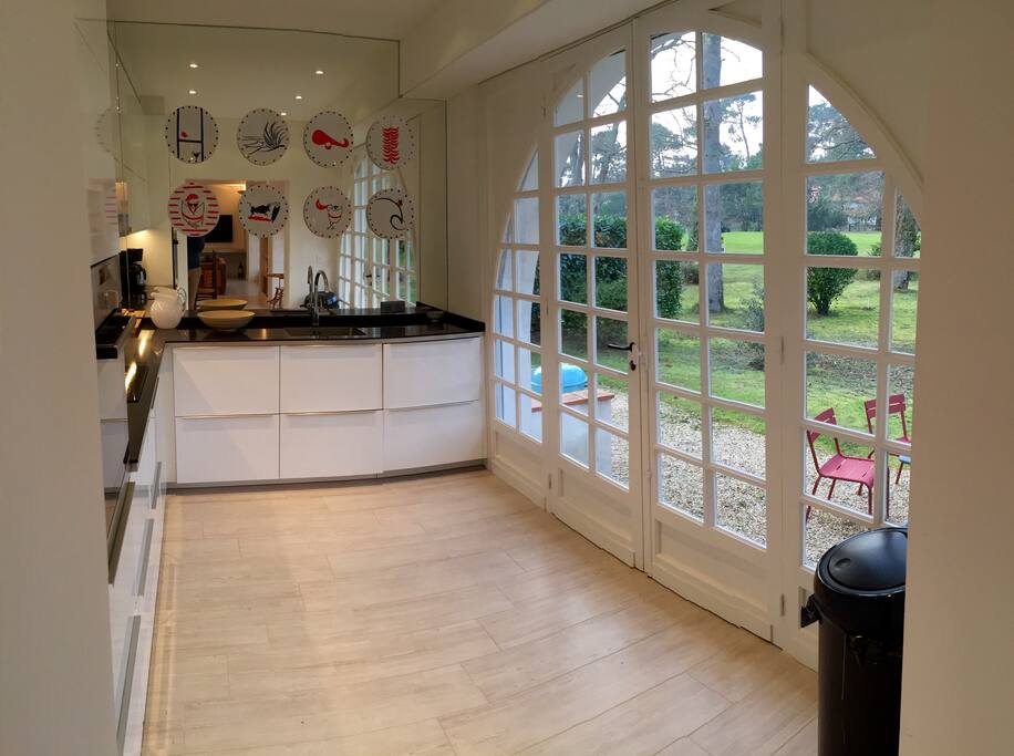 Cuisine vue sur le Golf et ouverte sur salon - Grande Maison