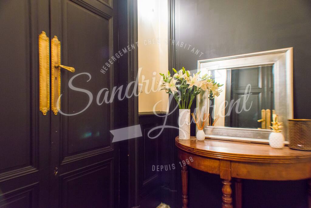 Hall d'entrée avec portes palières moulurées et plaques de portes laiton du XVIIème