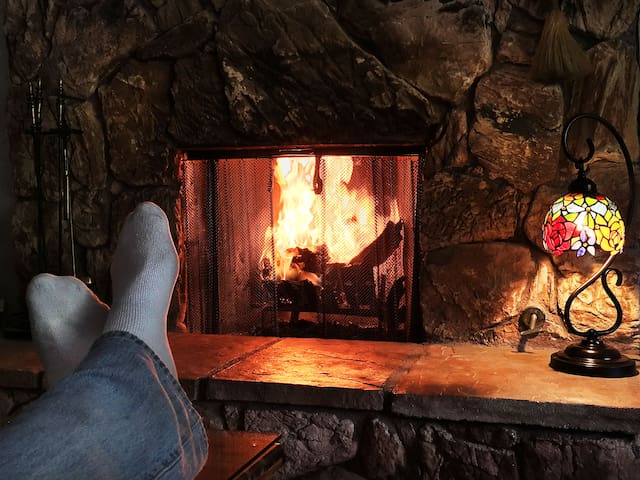 Romantic Cabin, Fireplace, Jacuzzi Tub, Sauna & AC